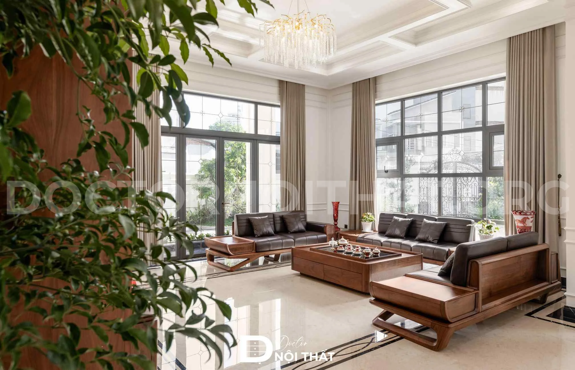 Bộ bàn ghế sofa gỗ óc chó trong khách thi công với kiểu dáng trơn đơn giản