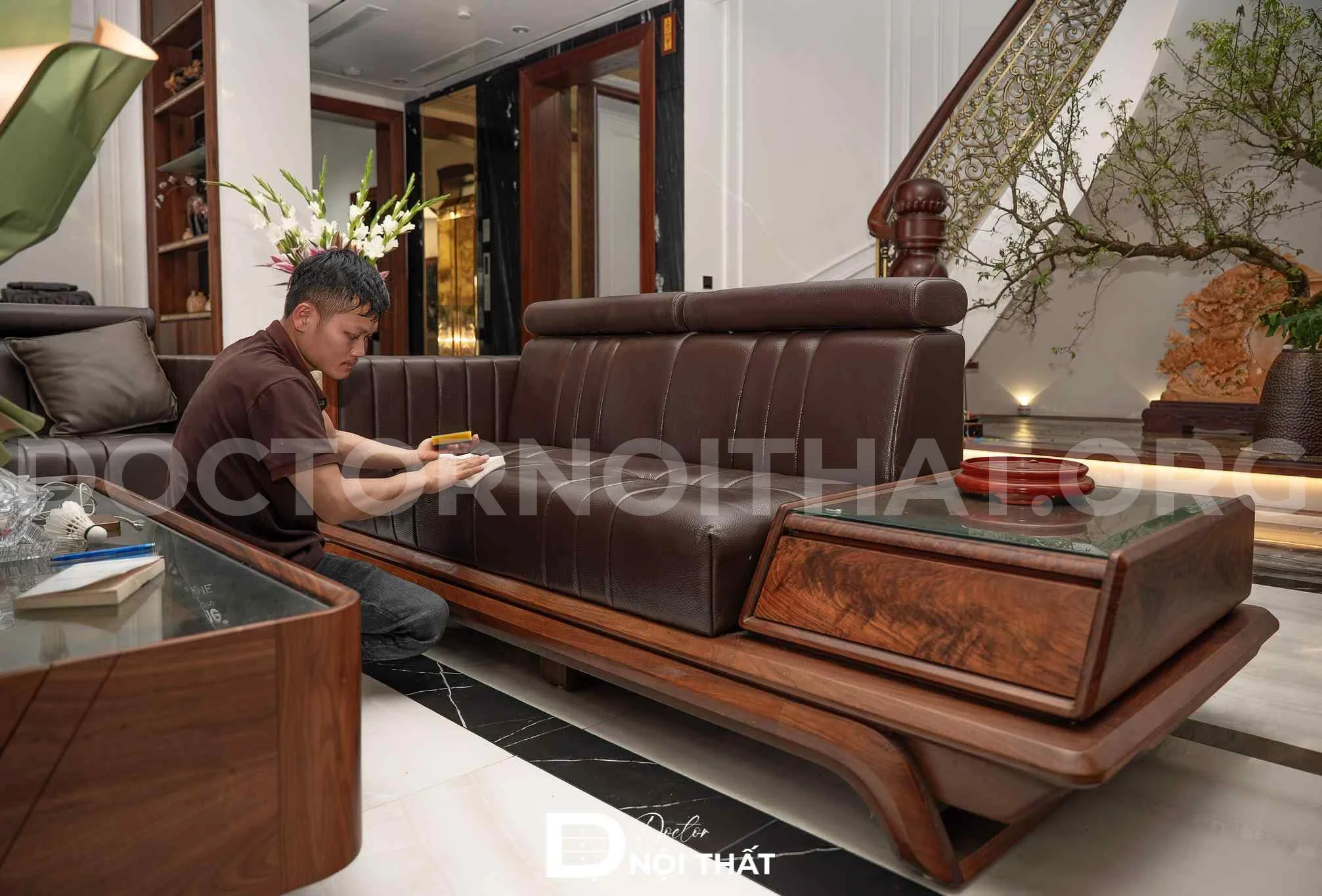 Chế tác bộ sofa gỗ óc chó kết hợp bọc da thật tinh xảo cho nội thất biệt thự diện tích 190m2